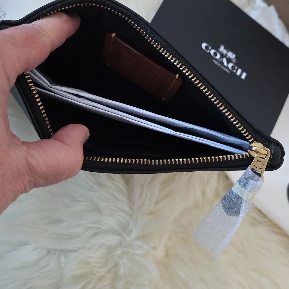 Adorable NWT Coach Disney X Pluto Essential Small Wristlet Wallet 🖤🐶❤️🎁 - Picture 7 of 12